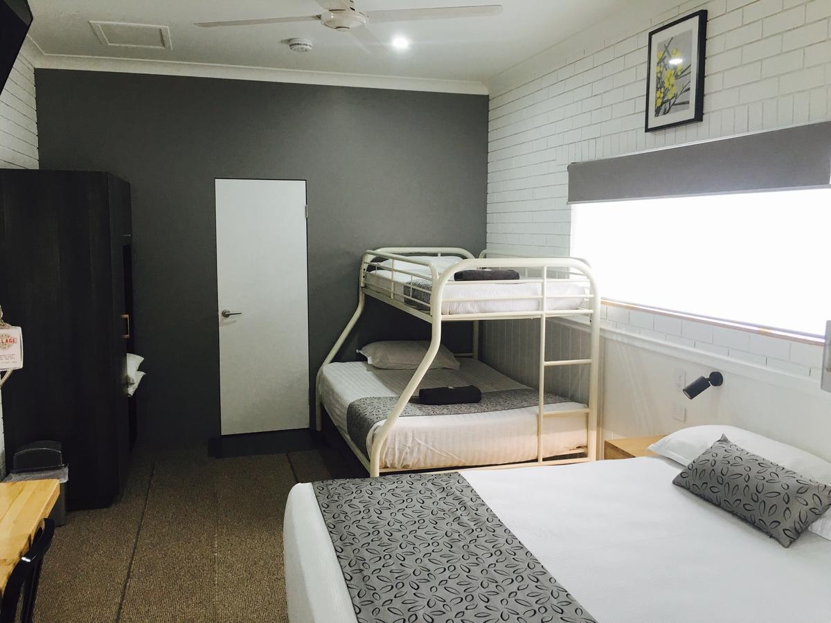 Gin Gin Village Motor Inn Motel Qld Bagian luar foto